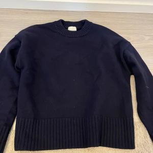 Mörkblå stickad tröja från H&M - Mörkblå stickad tröja från H&M i bra sick ❤️