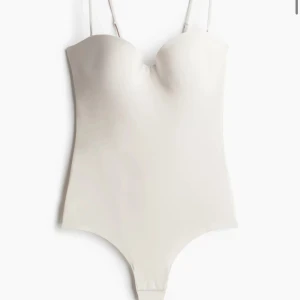 Body från hm  - Intressessekoll på denna populära bodyn från hm💕 strl 85 C . Pris går att diskutera 