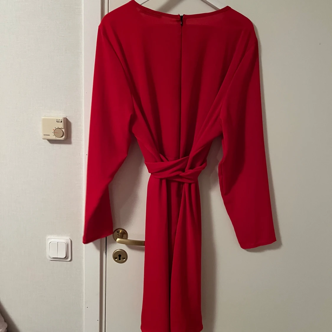 Röd långärmad klänning från Boohoo - 1