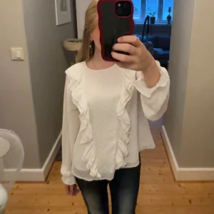 vit blus - fin topp som passar till många olika tillfällen, den är i storlek 158/164 men passar även som xs-s!!💞 den är inte genomskinlig