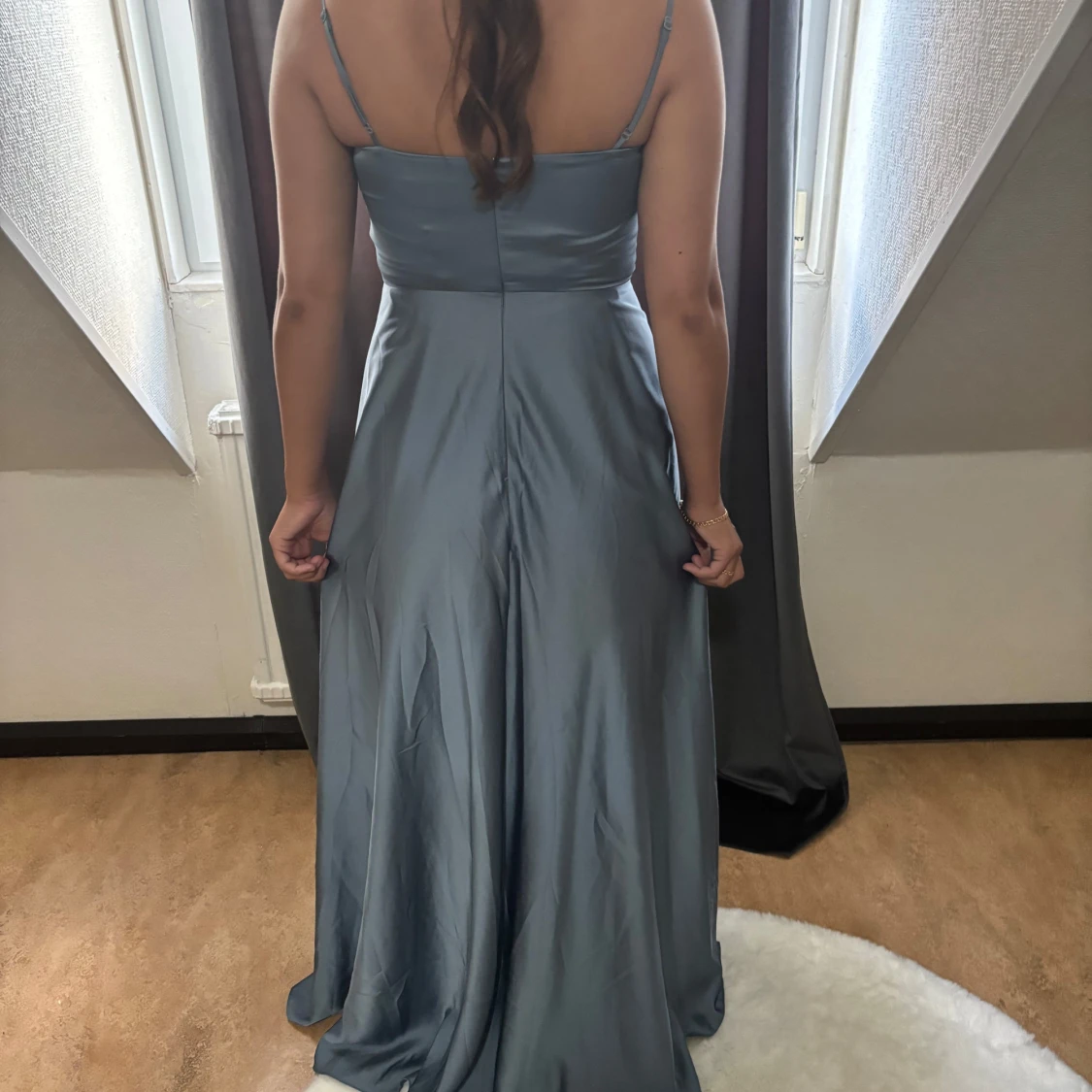 Ljusblå långklänning med smala axelband - 2