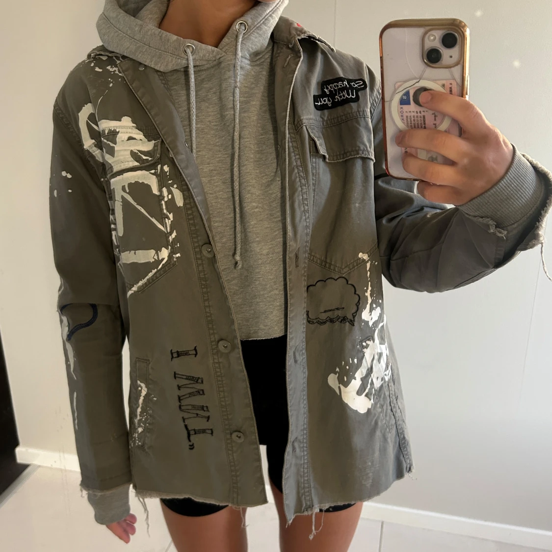 Militärgrön jacka med tryck