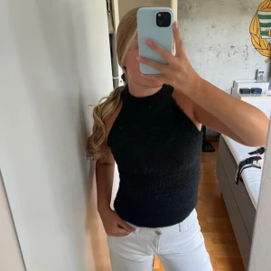 Halterneck topp - Fluffig halterneck topp från Nelly i storlek XS.