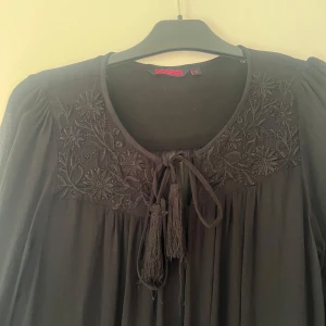 Blus svart  - Blus säljes 