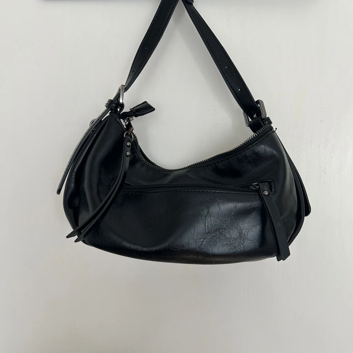 Svart axelväska med nitar - 1