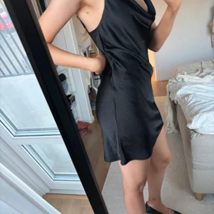 Svart sidenklänning - Kortare modell i storlek 36 med justerbara band 