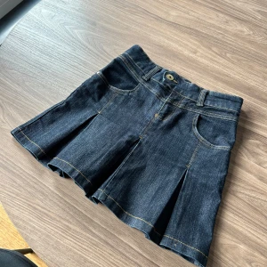 Jeanskjol - Mörkblå kort jeanskjol i storlek S