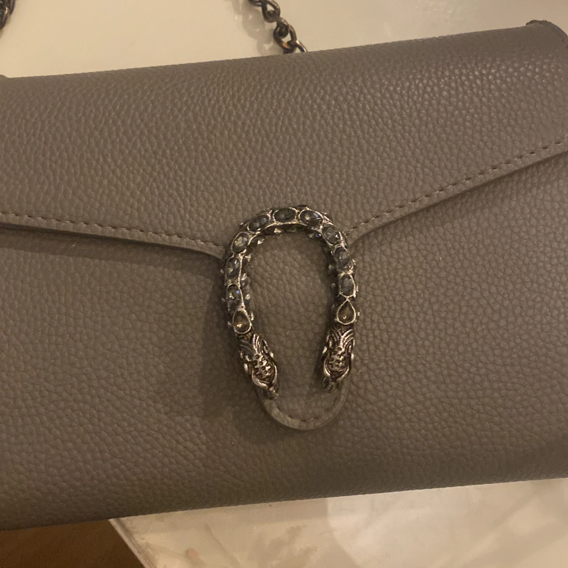 Grå axelväska med kedja och detaljspänne - 1