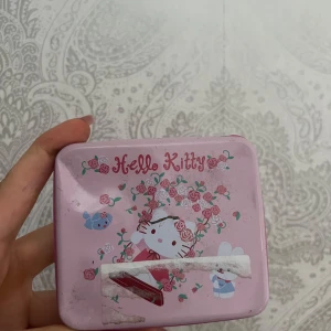 Hello Kitty - Söt Hello Kitty-plåtask fylld med färgglada hello kitty klistermärken och lappar.
