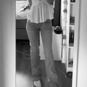 Grå bootcutjeans - Grå bootcutjeans från nelly med trendiga fickor bak. De är lite slitna i nederkanten vid fötterna då de släpat lite i marken. Men annars bra skick, endast använda ett par gånger. 🦋