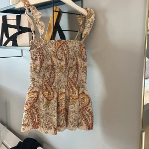 Beige linnetopp  - Jättesöt topp som jag tyvärr inte vet vart den är ifrån☹️ Då det inte står en etikett på tröjan vet jag inte storleken till 100%, men skulle nog säga xs-xxs💕