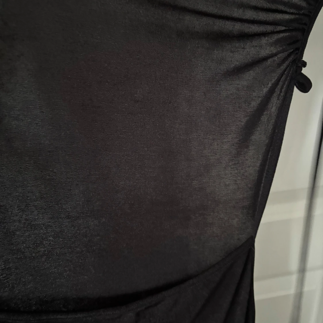 Svart långklänning med snörning - 2