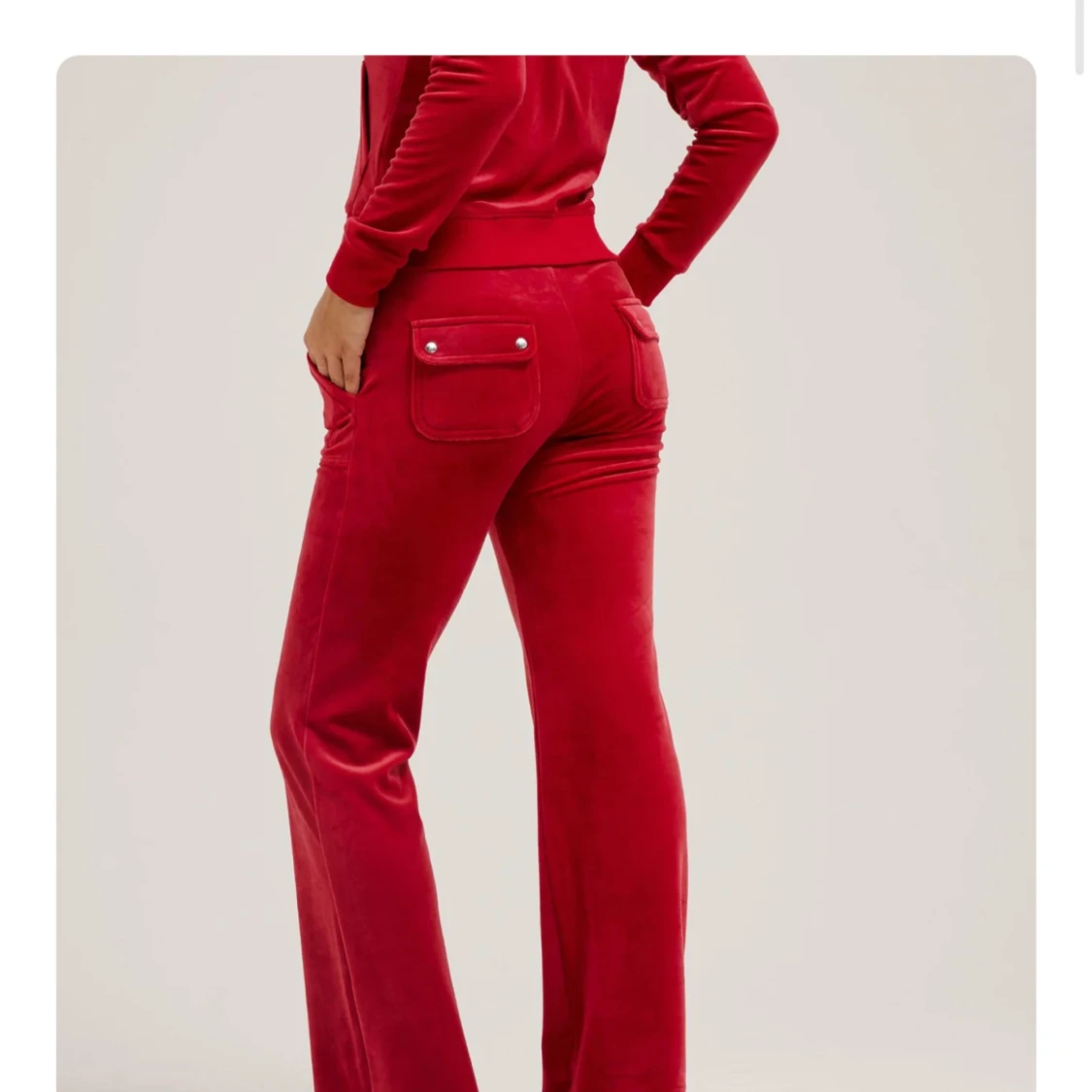 Röda velourbyxor med snörning