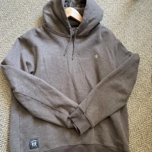 Brun hoodie från Morris - Säljer en stilren och skön morris hoodie i storlek M. skicket är väldigt bra !!