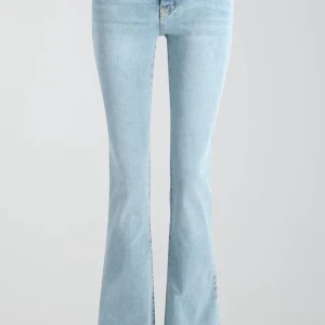 Ljusblå bootcut jeans - Snygga ljusblå jeans med bootcut-modell och klassisk femficksdesign. endast använda fåtal gånger. Säljer pågrund av att dom för förstora💕tryck gärna inte köp nu😊