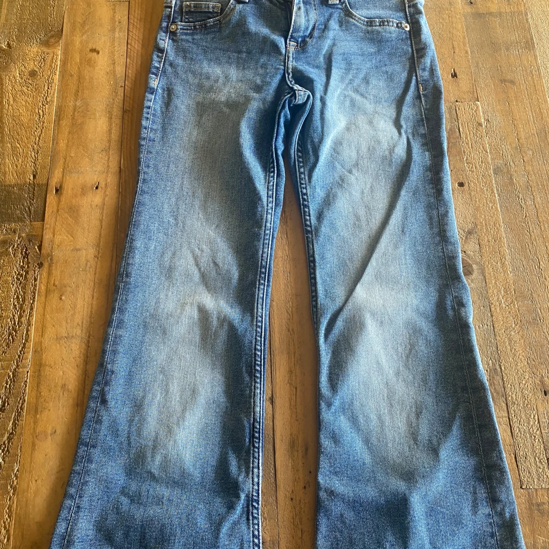 Blå bootcut jeans med utsvängda ben