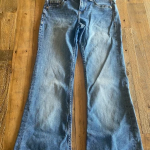 Blå bootcut jeans med utsvängda ben - Säljer ett par klassiska blå jeans med bootcut-modell och utsvängda ben. Har knappt aldrig använt då dem e lite stora på mig men annars jätte fina💕skriv för fler bilder💕