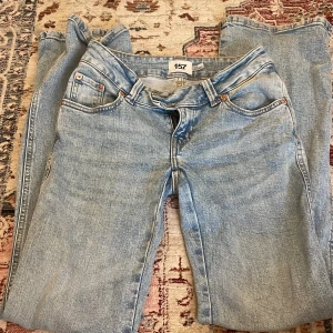 Ljusblå jeans med broderade bakfickor - Snygga ljusblå jeans från 157 med klassisk femficksmodell och coola broderade detaljer på bakfickorna. Jeansen har raka ben och är tillverkade i mjukt denimtyg. Perfekta för dig som gillar en avslappnad men ändå unik stil.