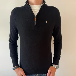 MORRIS HALF ZIP - Morris half zip i 100% merinoull - Sitter som en S (står M på lappen) - Mycket fint skick - Deluxecloset