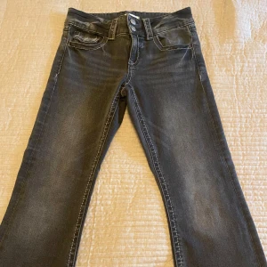 Mörkgråa jeans - Ett par helt oanvända jeans från Gina Tricot. De är lågmidjade med ett mycket bra skick. Skriv om du vill ha fler bilder!