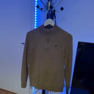 Morris half zip beige  - Snygg beige stickad tröja från Morris i mjuk merinoull. Den är lite liten i storlek och därför passar den inte så säljer vidare. Helt nytt skick på den och är annars en riktigt skön och fin tröja. Passar M och S 