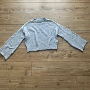 Grå stickad tröja NA-KD - Gå stickad tröja från NA-KD🙌🏼      Använd 5 gånger, den är i storlek Xs men funkar nog till S💞