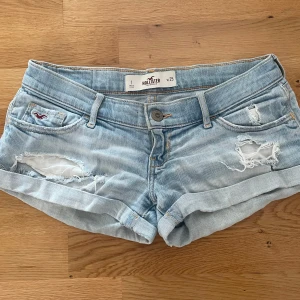 Jeansshorts  - Lågmidjade jeansshorts från hollister, passar xs-s. Pris kan diskuteras😊