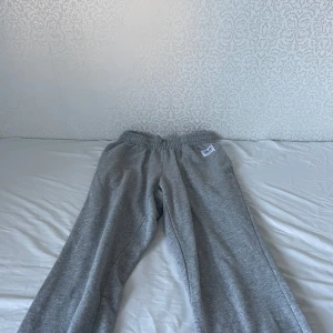 Grå mjukisbyxor från Frank Dandy -  *   #sweatpants *   #grey *   #loungewear *   #casual *   #comfy *   #streetwear *   #plick  *   #fashion *   #style *   #musthave