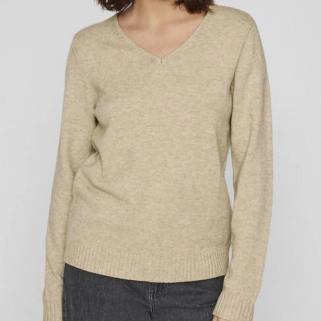 Beige stickad v-ringad tröja