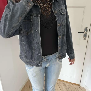 Skitsnygg jeans jacka - As snygg jeans jacka som tyvärr inte används så mycket längre. Vintage från 70 talet och perfekt till sommar/ höst☀️🍁