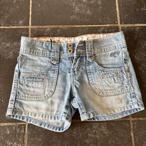 Ljusblå jeansshorts från Pepe Jeans - Helt oanvända ljusblå jeansshorts från Pepe Jeans. Midjemåttet är 34cm. Perfekta för varma dagar. säljer på grund av att de är för små för mig.💞pris kan diskuteras
