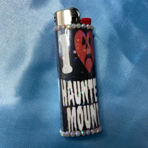 I <3 HM (vit) - lighter - ⭐️ 1st Refillable BIC MAXI LIGHTER med HAUNTED MOUND inspirerad wrap⭐️ ✨Tillsammans med lightern kommer harold stickers och freebies! (klistermärken + godis) ✨
