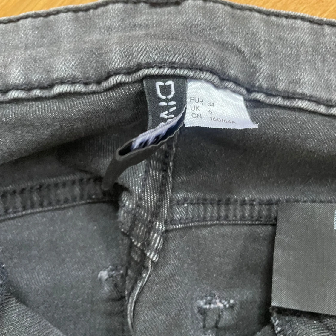 Svarta skinny jeans från Divided, stl 34 - 2