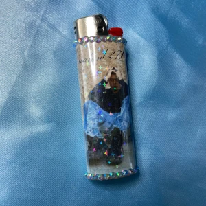 JONATAN LEANDOER96 - nektar - lighter - ⭐️ 1st Refillable BIC MAXI LIGHTER med gtbsbe inspirerad wrap⭐️ ✨Tillsammans med lightern kommer random foto, drain stickers och freebies! (klistermärken + godis) ✨
