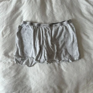 Grå pjamas shorts - Supermjuka grå shorts med elastisk midja med små månar över plagget🤩 