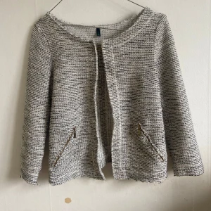 Skitsnygg kofta - Snygg kofta med glittriga detaljer, den har guldiga dragkedjor vid fickorna. Den är trekvartsärmad. Perfekt att ha över en topp. Har ingen fler bilder tryck gärna på köp nu💕💕