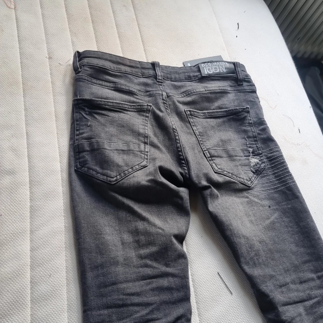 Svarta distressed jeans - 1