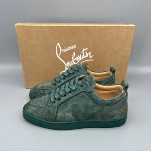Louboutin Rantulow | 40 - • Skorna är sparsamt använda och i mycket fint skick   • Storlek: 40 (PASSAR 40.5-41)  • Färg: Grön  • Nypris i butik: 8000-9000SEK  • Låda medföljer skorna