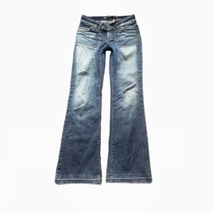 Jeans - As snygga jeans! Liten defekt med dragkedjan. ( sista bilden ) går säkert att laga annars syns de inte så jättemycket på! 🪽 midjemått: 37cm innerbenslängd: 78cm. <3