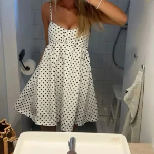 PRICKIG KLÄNING - Säljer denns så fina och populära  kläningen från ZARA. Andvänd men väll omhändetagen🩷kläningen är en är ifrån en äldre ZARA collektion och säljs därför inte längre🥹