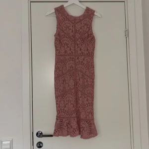 Spetsklänning  - Fin spetsklänning i rosa/gammeldagsrosa - New Look