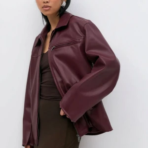 Röd pu jacket  - Röd Pu jacket från Gina tricot i storlek S, är oversized. Helt oanvänd. Slutsåld på hemsidan och går ej att köp i butik🥰 nypris: 899kr🌸 kan tänka mig att gå ner i pris vid snabb affär!🌸