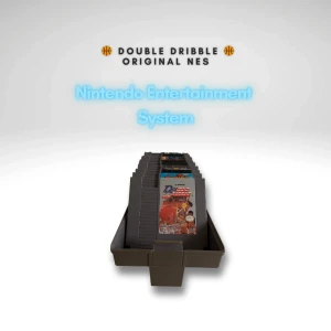 🏀 Double Dribble – Nintendo NES (Originalkassett) 🏀 - Säljer originalkassetten av Double Dribble, det klassiska basket-spelet från Konami till Nintendo 8-bit. Ett av de första sportspelen med animationer och speakerljud som verkligen stack ut när det kom. Perfekt för samlare eller nostalgiska spelkvällar!  ✅ Originalkassett i fint skick (se bilden) ✅ Testad och fungerar utan problem ✅ EU-version (PAL B) ✅ Endast kassett, ingen box/manual