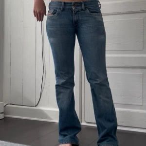 Lågmidjade disel jeans - Lågmidjade disel jeans, knappt använda då de är för små för mig, storlek 27. Midjemått- 40,5  Innetbenslängd- 77