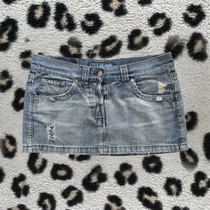 Lågmidjad jeanskjol vintage y2k  - jättesnygg jeanskjol med slitna detaljer, storlek M på lappen, passar 38 eller större S