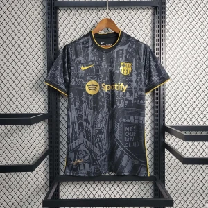 Barcelona svart matchtröja Nike - Snygg Barcelona fotbollströja i svart med grått grafiskt mönster inspirerat av stadens arkitektur. Gula detaljer på logga, sponsorer och ärmslut. Kortärmad modell i lätt och ventilerande material.