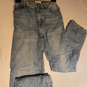 Blå vida jeans från Lindex - Snygga ljusblå jeans från Lindex i klassisk vid modell. Jeansen har fem fickor, normal passform.Perfekta för dig som gillar en enkel och basic look.