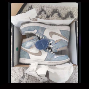 Air Jordan 1 Retro High OG ‘Hyper Royal’ - Air Jordan 1 Retro High OG ‘Hyper Royal’    Rätt fräscha, typ aldrig använt dem st