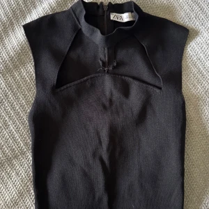 Populär svart Zara topp - Säljer pga förliten för mig. Bra skick! 