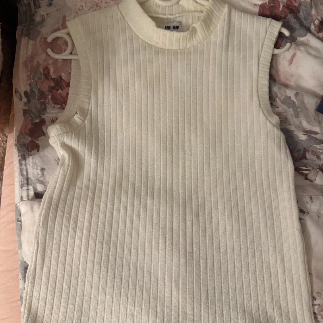 Vit ribbad ärmlös topp Bubbleroom